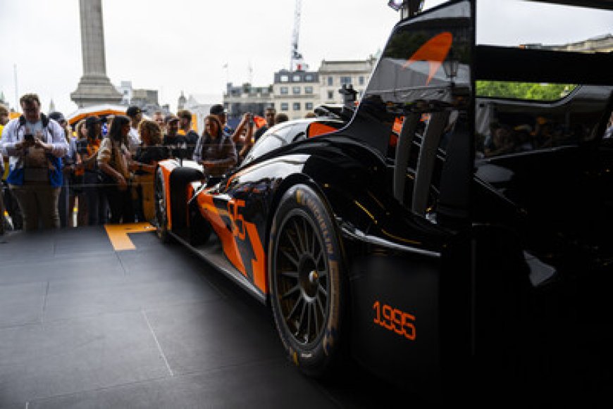 DP WORLD SMART LOGISTICS NETWORK DELIVERS McLAREN RACING CAR TO FANS IN TRAFALGAR SQUARE