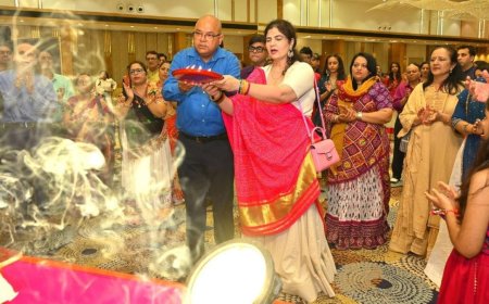 Gujarat Media Club and Rehtan TMT (Rehtan TMT) organized a traditional Navratri Garba festival on Saturday at Gwalia Blooms, located on Sindhu Bhavan Road