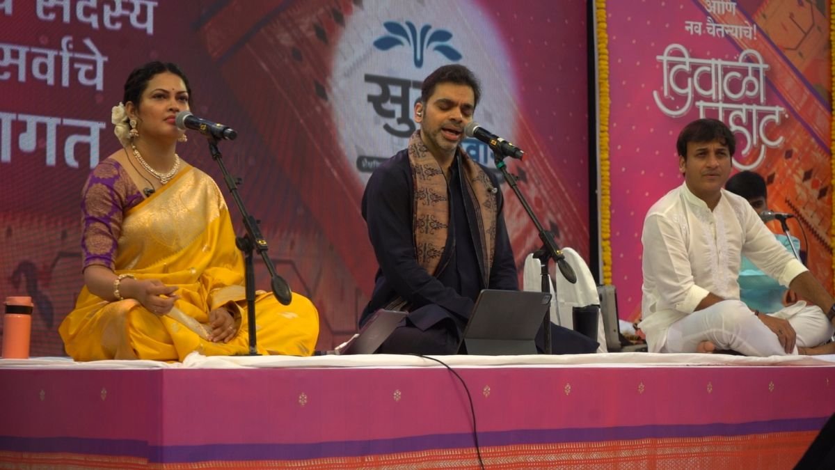 Priyanka Barve, Rahul Deshpande and Sankarshan Karhade during the Diwali Pahaat event organized by Sugee Parivaar on Narak Chaturdashi at Dadar beach